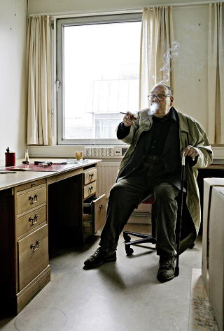 GAMLE DAGER: �Storoksen� Arve Solstad p� sitt siste Dagbladet-kontor i Dagbladets gamle lokaler i Akersgata 49. Foto:Mette M�ller/Dagbladet