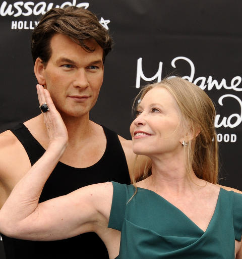 I MANNENS ARMER: Patrick Swayzes enke, Lisa Niemi, poserte velvillig i armene til sin manns voksdukke da den ble avduket p� Madame Tussaud's i Hollywood denne uken. Foto: Stella Pictures