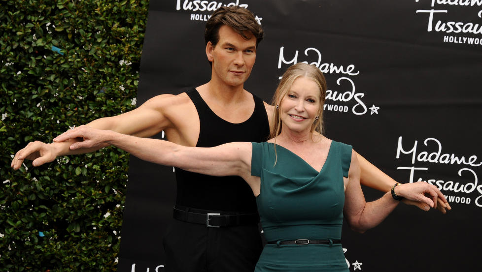 �DIRTY DANCING�: Enken til �Dirty Dancing�-skuespiller Patrick Swayze poserte i armene til mannens voksdukke da den ble avduket p� Madame Tussaud's i Hollywood