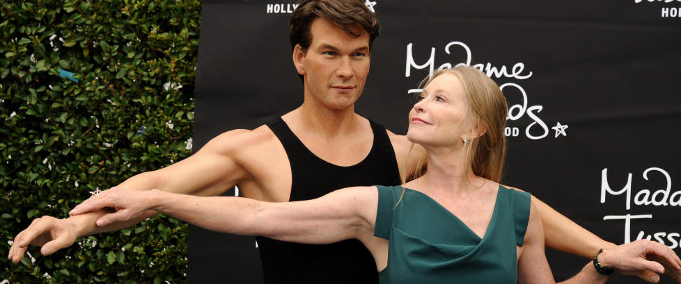 Patrick Swayzes enke i armene på mannens voksdukke