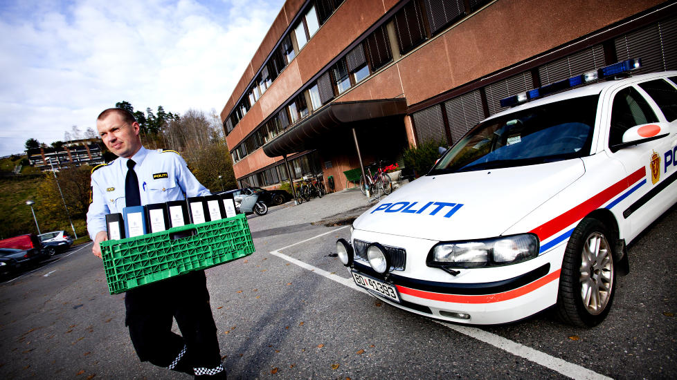 OVERLEVERTE DOKUMENTENE: Politioverbetjent K�re Tiller i Nordre Buskerud politidistrikt overleverte de sju ringpermene med lydlogger og rapporter fra terrorjobbinga til Nordre Buskerud politidistrikt til 22. juli-kommisjonen i dag. Foto: Lars Magne Hovtun/Nordre Buskerud politidistrikt