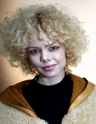 Solodebuterer med utstilling, plate og bok