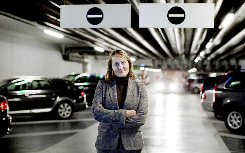 STOLT: Daglig leder i Q-park Tone Wicklund-Hansen, �nsker � satse p� parkeringshus med bom, for � gj�re parkeringen enkel og smertefri for sine kunder. Her er hun i Q-parks stolthet p� bankplassen i Oslo. De tolv st�rste private p-selskapene omsatte i fjor for mer enn to milliarder kroner.  Foto: Espen R�st / Dagbladet