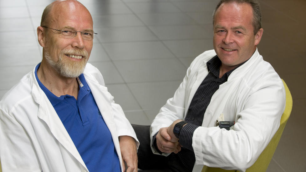 GIR H�P: Avdelingsdirekt�r og professor Olav Mella og overlege dr.med. �ystein Fluge. Foto: Tor Erik H. Mathiesen.