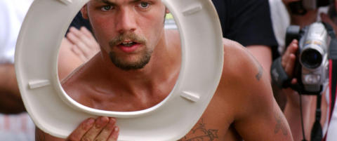 Lei av at gubben alltid glemmer å legge ned dosetet?
