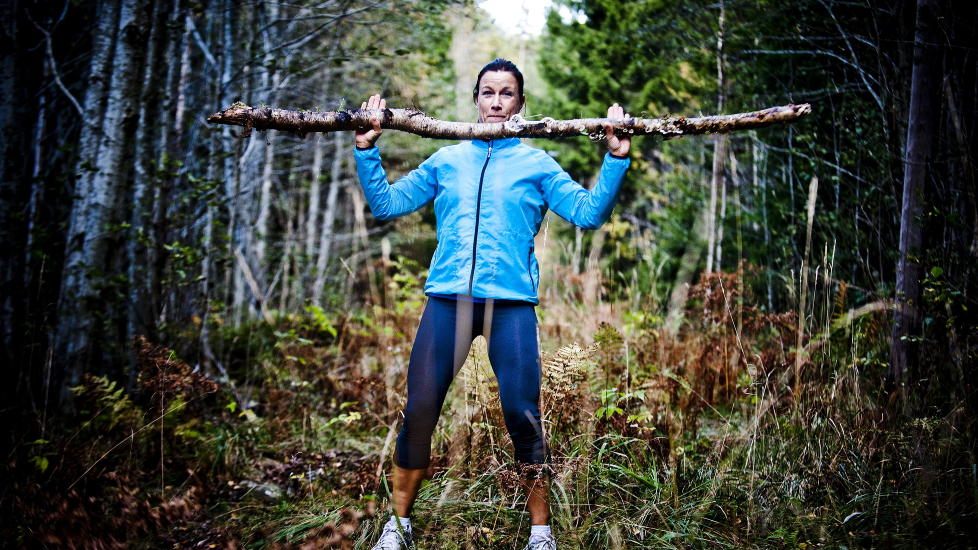 OVER STOKK OG STEIN. Enten du foretrekker � v�re ute i skog og mark, p� treningsstudio eller p� stuegulvet hjemme, er treningsmulighetene mange - bare du slipper fantasien litt l�s.Foto: Thomas Rasmus Skaug