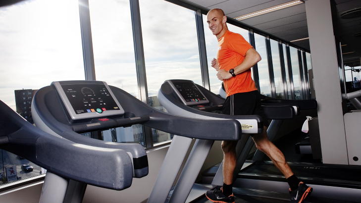 Foro: Adrian �hrn Johansen 3: 20 kilo for myeTreningstype: Veier 20 kilo for mye.  Vil oppn�: G� ned 20 kilo p� sikt.  Generelt: - Treningsprogrammet m� starte p� et niv� som er h�ndterlig  og motiverende. Intensitet og varighet vil �ke noe etter hvert, men antall  treningsdager kan opprettholdes gjennom hele perioden, anbefaler personlig  trener Halvor Lauvstad i Sats.  Ukeprogram: Hverdagsaktivitet: Minimum 30 minutter gange hver dag, ogs� p�  treningsdager. Mandag: Intervaller ved jogging eller p�  ellipsemaskin, for eksempel 3 x 4 min.  eller 6 x 2 min. Tirsdag: Treningsfri Onsdag: Langkj�ring 40&mdash;70 min.  (jogg eller ellipsemaskin) og styrke  (se program). Torsdag: Treningsfri. Fredag: Kombinasjon hurtig langkj�ring  og 35&mdash;50 min. og styrke (se program). L�rdag: Treningsfri S�ndag: Tur (f.eks. ski/sykkel/til fots).  Styrkeprogram (p� treningssenter): 2 x 10 repetisjoner: - Brystpress - Nedtrekk 3 x 10 repetisjoner: - Beinpress&nbsp;2 serier � 10&mdash;30 sekunder hold: - Planken  Styrkeprogram (ute/hjemme): 2 x maks. antall repetisjoner: - Armhevinger 2 x 10 repetisjoner: - St�ende roing med strikk 3 x 10 repetisjoner: - Kneb�y med sekk 2 serier � 10&mdash;30 sekunder hold: - Planken  Kosttips:- Frokost rett etter at du har st�tt opp - Spis hver tredje time. - Sm�, enkle mellomm�ltider; frukt, gr�nnsaker, proteinbarer eller  m�ltidserstattere - Unng� sukret drikke, som har masse kalorier du ikke trenger og ikke  metter. - Spis siste m�ltid en dr�y time f�r leggetid. - Legg deg tidlig. Sitter du og glaner p� TV,blir det kjapt mye snop utover  kvelden. - Juster eventuelt mat- og energibehov med � regulere mengden mat i  hovedm�ltidene. - Vei deg ukentlig. B�r skje p� samme ukedag og tid. Treningsprogram og kosttips: Personlig trener Halvor  Lauvstad i Sats.