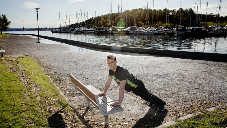 Foto: Adrian �hrn Johansen4: NybegynnerenTreningstype: Utrent person.  Vil oppn�: Mestre hverdagens krav til fysisk aktivitet, jobb  og familieliv. F� mer energi.  Generelt: - F�rsteprioritet er � finne en treningsform han/hun liker  og som f�rer til at vedkommende fortsetter med trening regelmessig gjennom hele  �ret, sier personlig trener Tomas Fjeldberg i Elixia. - Noen ganger er ikke den treningsformen man liker best den  mest effektive for selve treningseffekten m�lt i styrkeframgang eller kondisjon.  Men hvis en del av fokuset er mer energi, er jeg tilb�yelig til � anbefale  lystbetonte aktiviteter kontra de mest effektive til enhver tid. Legger du  opptil to&mdash;tre �kter per uke b�r du prioritere effektivitet p� �n.  Ukesprogram: Mandag: Styrketrening og hard  kondisjonstrening (se programmer). Tirsdag: Treningsfri Onsdag: Aktivitet du liker. Velg f.eks.  gruppetimer, fra dans til boksing. Tren  kondisjon, styrke eller en kombinasjon i styrkerommet. Bruk marka til sykling  eller skig�ing. Torsdag: Treningsfri. Fredag: Bonus�kt. Har du mye energi, tar du en hard �kt. Ved mindre energi;  en lystbetont aktivitet. Evt. tur i n�romr�det L�rdag: Treningsfri S�ndag: Treningsfri  Styrkeprogram: 3 sett x 8-15 repetisjoner per �velse.  N�r du klarer 15 repetisjoner per sett,  b�r du �ke vanskelighetsgrad eller vekt. - Step up p� benk - Armhevinger til bakken, krakk,  benk eller liknende - Nedtrekk - Skulderpress med manualer - Liggende l�rcurl med fit ball eller TRX - Omvendt roing med TRX - Dynamisk planke og sideplanke med rotasjon.  Kondisjonsprogram: - 10 min. progressiv oppvarming. 3 min. arbeidsperioder, 2 min. aktiv hvile x 5 - F� progresjon ved � �ke hastighet, kilometer per �kt, redusere hvileperioden  eller �ke lengden p� draget.  Kosttips: - For m�ltider er tipsene de samme som for den veltrente.  Men spis riktige og grove karbohydrater for � unng� store variasjoner i  blodsukker, som kan f�re til tr�tthet. M�ltidsfrekvens vil ikke ha s� mye og si  for blodsukkeret, men unng� � g� sulten for s� � storspise seinere. - Pr�v � spise til faste tidspunkter. Finn et m�nster som  fungerer for deg og som gj�r at du ikke opplever store svingninger i energiniv�.  Spis riktig mengde s� du ikke g�r opp i vekt.  Treningsprogram og kosttips:Tomas Fjeldberg, personlig  trener ved Elixia.