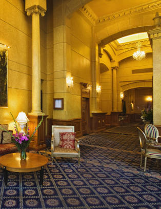 Ikke bli overrasket om Poirot sitter bak ei avis og spionerer