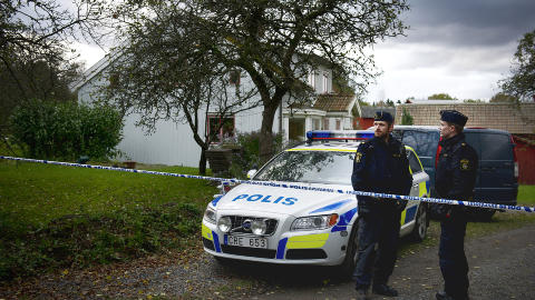 �STED: Torsdag kveld fortsatte politiets teknikere unders�kelsene p� �stedet for det grusomme dobbeltdrapet som har rystet den lille bygda L�ngared utenfor Alings�s i Sverige. Foto: �istein Norum Monsen / DAGBLADET
