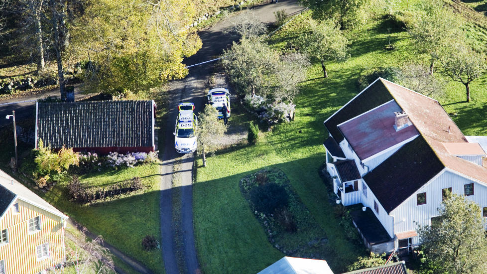 FUNNET HENRETTET: Ekteparet ble funnet bakbundet og drept, mannen (69) i l�ven, og kvinnen (71) i senga i hovedhuset. Drapene har skapt stor frykt i den lille svenske bygda. Foto: Anders Ylander, GT/Expressen
