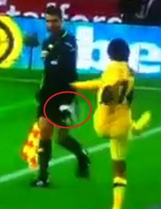 Her f�r spilleren r�dt kort for � sparke skoen p� dommeren