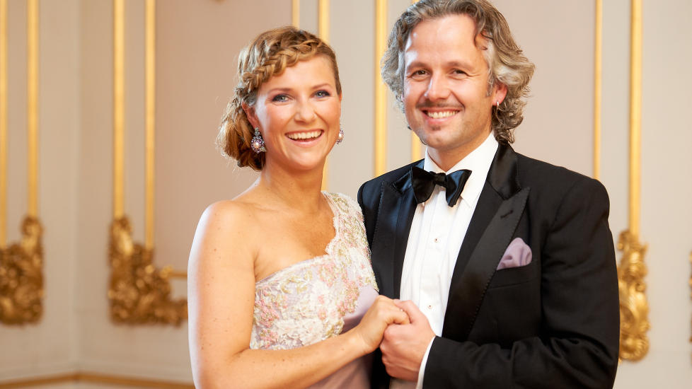 PENGEGLIS: M�rtha og Ari har god grunn til � glise bredt. Prinsessens formue er igjen �kende etter � ha g�tt fra 27 millioner til ingenting de siste �rene. Foto: Dmitry K. Valberg/ANB/Stella Pictures