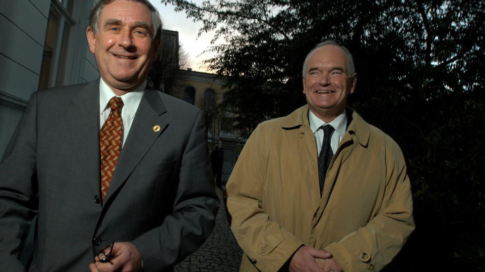 DEN VELDEDIGE MILLIARD�R:  Forretningsmannen Trond Mohn (t.h.) betalte mest skatt i fjor. Mohn har ogs� gitt over e�n milliard kroner til veldedige form�l i l�pet av sin karriere. I 2004 ga han forskningsstiftelsen i ved Universitetet i Bergen 250 millioner kroner uten f�ringer. Her er Mohn sammen med universitetsdirekt�r K�re Rommetveit. Foto: Helge Hansen/Dagbladet

Foto: Helge Hansen/Dagbladet