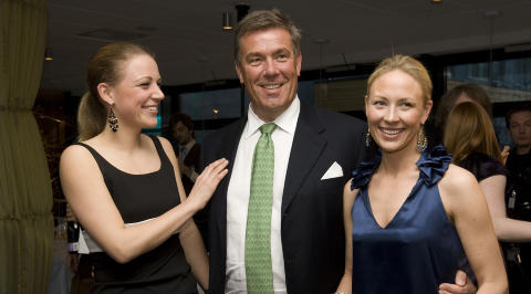 MILLION-ARVINGER: Stein Erik Hagen med d�trene Camilla og Caroline. 
Foto: Terje Bendiksby / SCANPIX