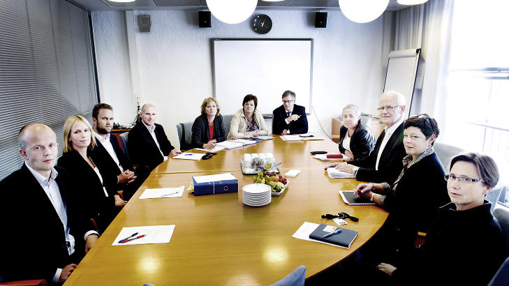 AKTØRER: Dette bildet av mange av aktørene i terrorsaken er tatt i forbindelse med det første møte i forbindelse med forberedelsene av rettssaken. Fra venstre: Svein Holden (statsadvokat), Inga Beier Engh (statsadvokat), Odd Grøn (medforsvarer), Geir Lippestad (forsvarer), Siv Hallgren (bistandsadvokat), Mette Yvonne Larsen (bistandsadvokat), Frode Elgsen (bistandsadvokat), Anne Margrethe Lund (dommer), Geir Engebretsen (sorenskriver), Nina Opsahl (Oslo tingrett) og Arnhild Olsen (Oslo tingrett) Foto: John T. Pedersen / Dagbladet AKTØRER: Dette bildet av mange av aktørene i terrorsaken er tatt i forbindelse med det første møte i forbindelse med forberedelsene av rettssaken. Fra venstre: Svein Holden (statsadvokat), Inga Beier Engh (statsadvokat), Odd Grøn (medforsvarer), Geir Lippestad (forsvarer), Siv Hallgren (bistandsadvokat), Mette Yvonne Larsen (bistandsadvokat), Frode Elgsen (bistandsadvokat), Anne Margrethe Lund (dommer), Geir Engebretsen (sorenskriver), Nina Opsahl (Oslo tingrett) og Arnhild Olsen (Oslo tingrett) Foto: John T. Pedersen / Dagbladet