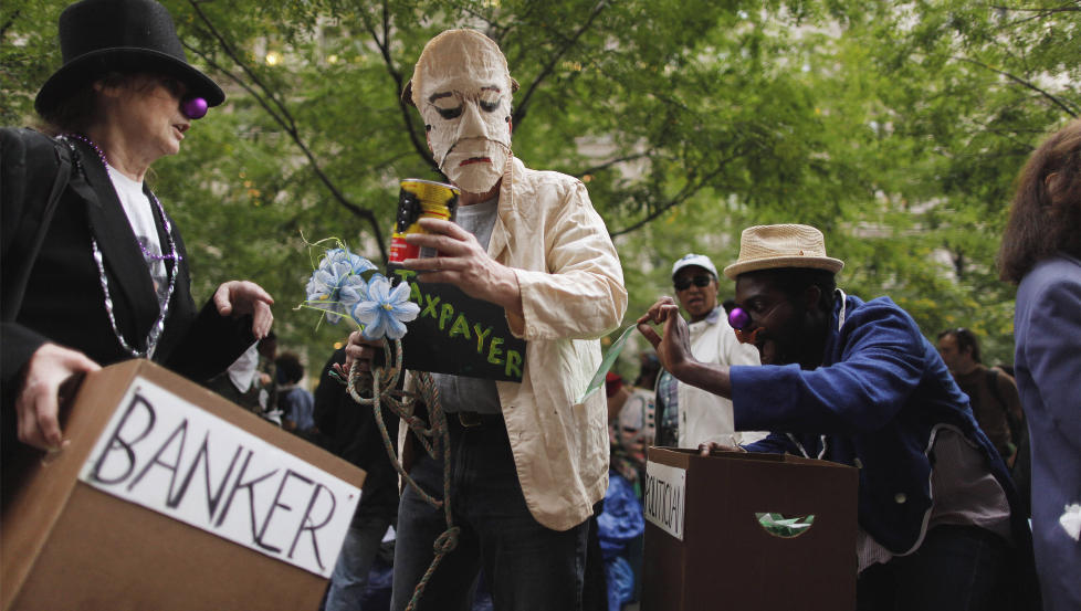 Okkuperer Wall Street: Bank, skattebetaler og politiker slik de blir framstilt av �Occupy Wall Street�-bevegelsen. �De som n� okkuperer Wall Street burde i stedet okkupere Capitol Hill�, skriver artikkelforfatteren. Foto: Lucas Jackson/Reuters/Scanpix