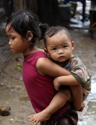 60 savnet i Burma etter styrtflom