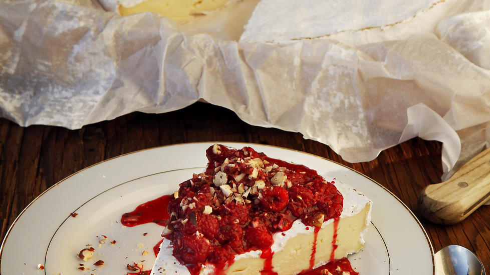 Variet�:En kraftig upasterusert brie gir en fin kontrast til de s�te b�rene. De mer pasteuriserte brie og litt s�tere bringeb�rsaus.