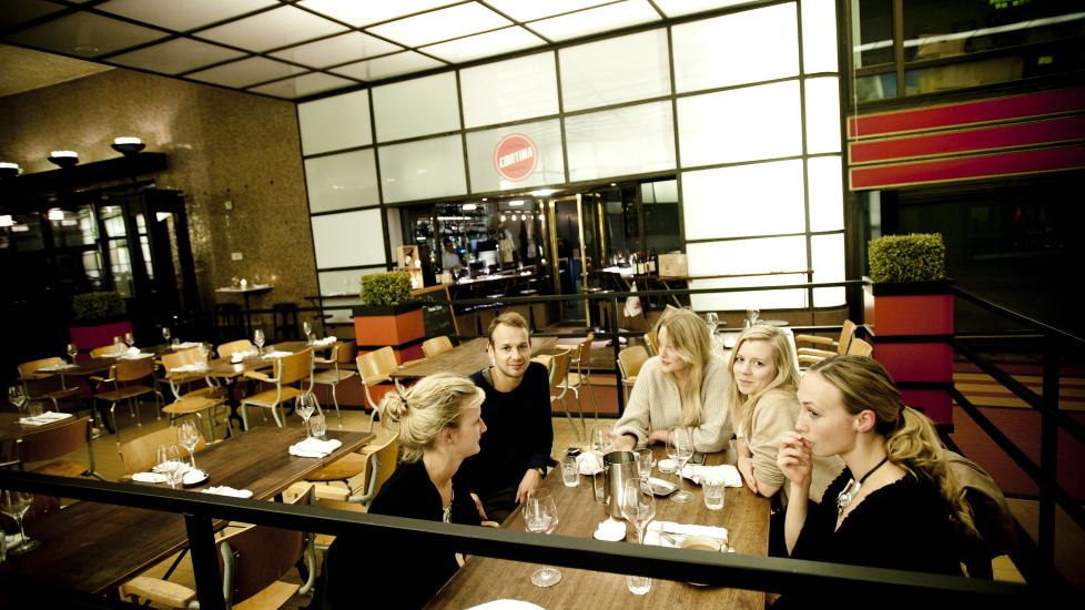 B�de fett og karbo: Koselig og med ekte italiensk feeling - et sted der man ikke bryr seg om dagens lavkarbotrend. Cantina Cortina i Operapassasjen er vel verdt et bes�k. . Foto: Thomas Rasmus Skaug / Dagbladet