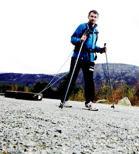 T�FF TRENING: Tare Teksum trekker seg framover p� stavene, med Almannbergeti bakgrunnen.
Foto: Kristin Svorte