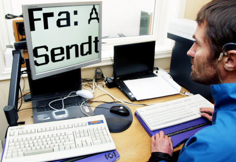LESELIST: Synet hans er blitt for d�rlig til lese-tv, men Tare er en kl�pper med leselist og punktskrift.Foto: Kristin Svorte