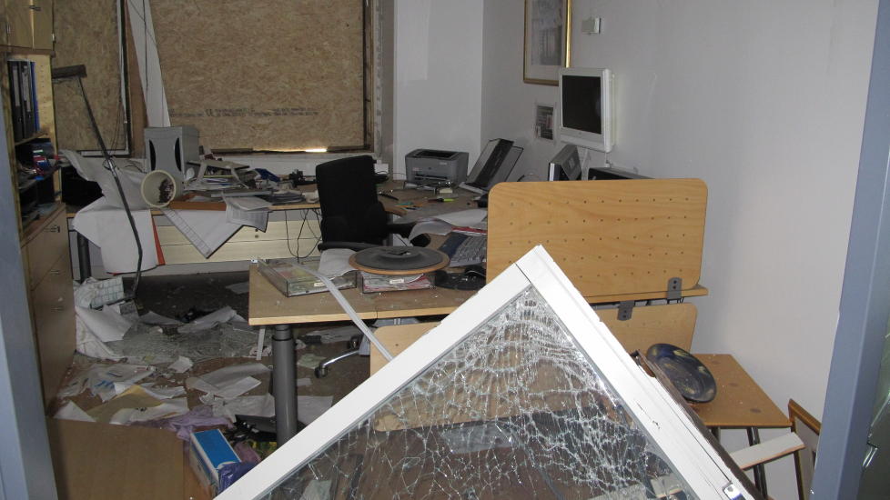 HER STO LINE:  Inne p� kontoret til kollega Torill J�ranlid sto Line Oma da bomba eksploderte utenfor regjeringskvartalet. Mot alle odds, kom hun uskadd fra det. Foto: Sindre Reinholdt