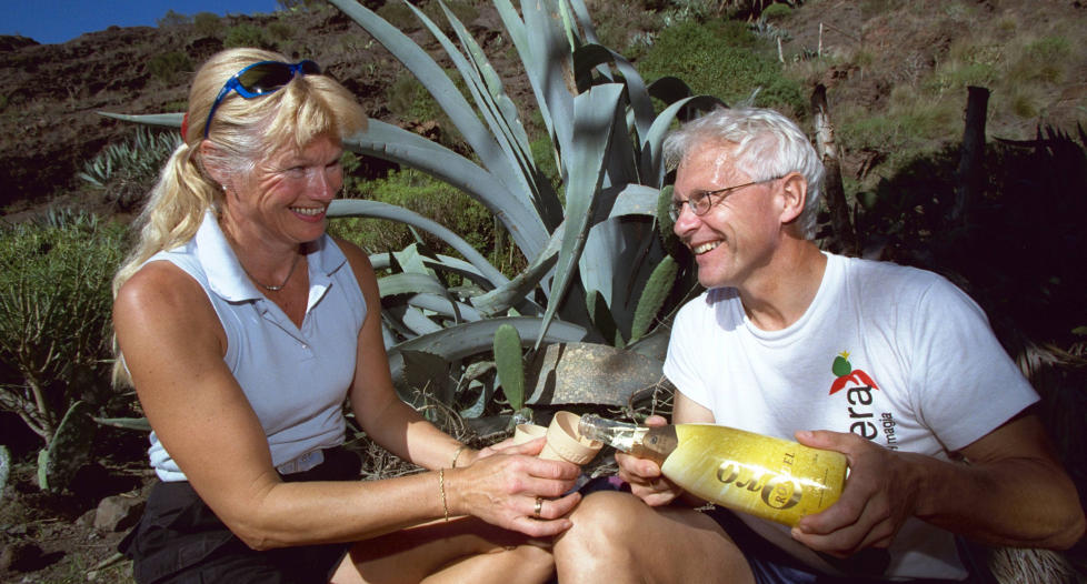 P� TOPPEN:  Anita og Birger L�vland har alltid sprudlevann med i tursekken. Her p� vei gjennom Mascadalen p� Tenerife.  Foto: GEIR B�LSTAD