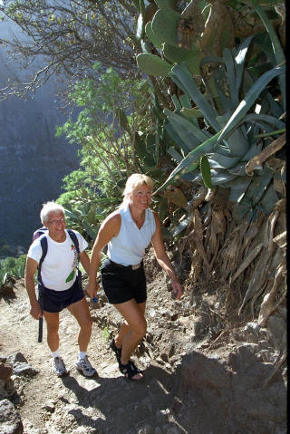 START HER: En fottur p� Kanari�yene kan gjerne ende p� ei strand, sier Anita og Birger L�vland. Foto: GEIR B�LSTAD