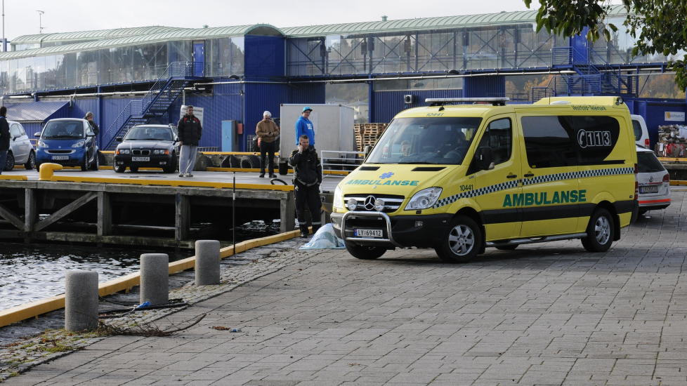 FUNNET I HAVNEBASSENGET: Klokken 11.59 fikk politiet inn en melding om at det var en d�d person funnet i havnebassenget i Sandefjord. Kvinnen ble dekket til f�r hun ble kj�rt fra stedet i en ambulanse. Foto: Lasse Ljung