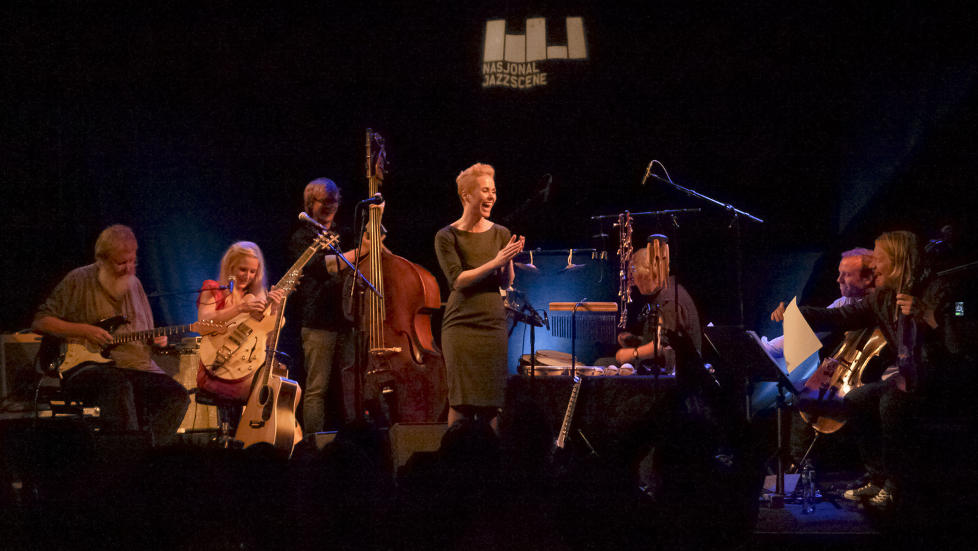 STR�LENDE START:  En utvidet Jon Eberson Group presterte en overbevisende turn��pning i Oslo fredag kveld. Fra v. Eberson, Hedvig Mollestad Thomassen, Sigurd Hole, Hilde Marie Kjersem, Finn Sletten, Audun Sandvik og Frode Larsen. FOTO: TERJE MOSNES