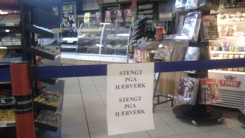  M�TTE STENGE:  7 Eleven-butikken ble stengt etter at mannen ramponerte kiosken. - Vi m� skifte ut noen glassruter og slikt, forteller franchisetaker Iris Ditlefsen. Foto: Privat