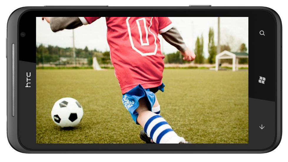 DIGER: Det som gj�r at HTC Titan skiller seg ut fra mengden er den store skjermen p� 4,7 tommer. Foto: HTC