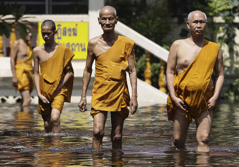 STORE VANNMENGDER:  Gatene oversv�mt i Bangkok, og mer nedb�r er ventet i morgen. 110 00 personer har allerede forlatt byen. Foto: AARON FAVILA / AP PHOTO