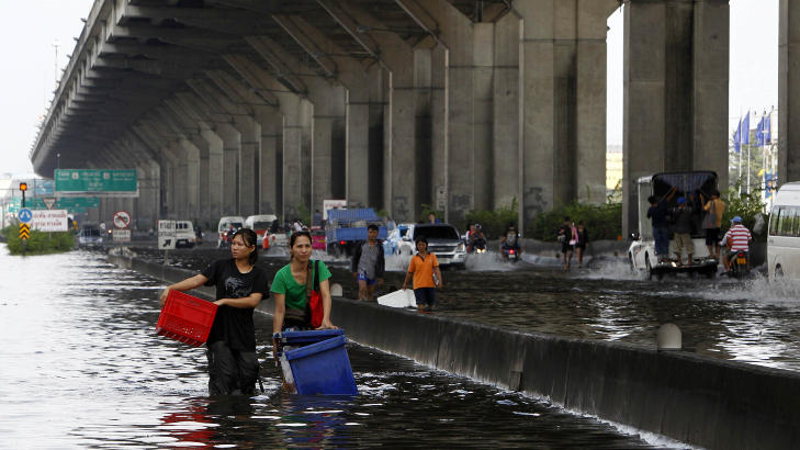 OVERSV�MMELSER:  De store vannmengdene n�r menneskene opp til kn�rne. Foto: SUKREE SUKPLANG / REUTERS