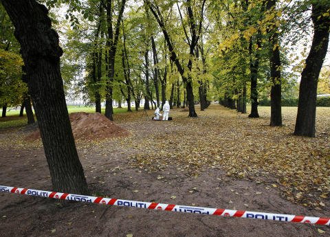 VOLDTEKT: Kriminalteknikere sikrer spor etter at en 22 �r gammel jente skal ha blitt voldtatt natt til 23. oktober i slottsparken. Jenta skilte lag med venninnene sine, og gikk alene igjennom Slottsparken.
Foto: Erlend Aas / Scanpix