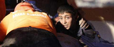 Her reddes Yunus (13) ut av ruinene
