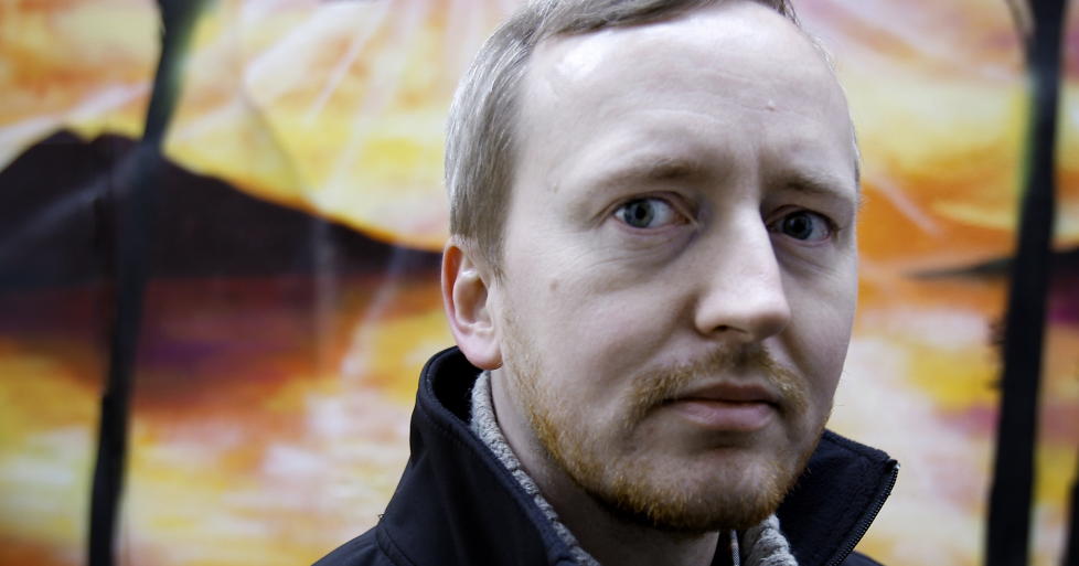 ROMANDEBUT: Rune Berglund Steen er kommunikasjonsansvarlig i Antirasistisk senter, og har tidligere gitt ut en diktsamling. Hans f�rste roman kan v�re �rets beste, mener anmelderen. Foto: Erling H�geland/Dagbladet