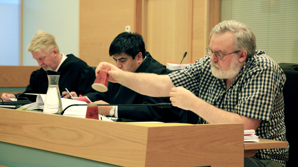 I RETTEN: SOS Rasisme stiller i dag i retten, med hovedkasserer  Kjell Gunnar Larsen. Her sammen med SOS Rasismes forsvarere Arne Heiestad (t.v) og advokatfullmektig Peter Skarb�vik. Foto: Jacques Hvistendahl