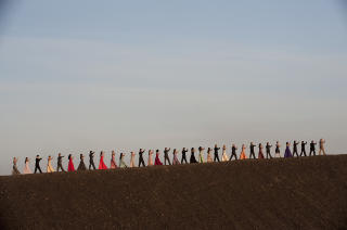 TIL MINNE OM PINA: I «Pina» skaper danserne koreografier ute i naturen, til minne om Pina Bausch. Den typiske Bausch-rekken er naturligvis med. Foto: Arthaus TIL MINNE OM PINA: I «Pina» skaper danserne koreografier ute i naturen, til minne om Pina Bausch. Den typiske Bausch-rekken er naturligvis med. Foto: Arthaus