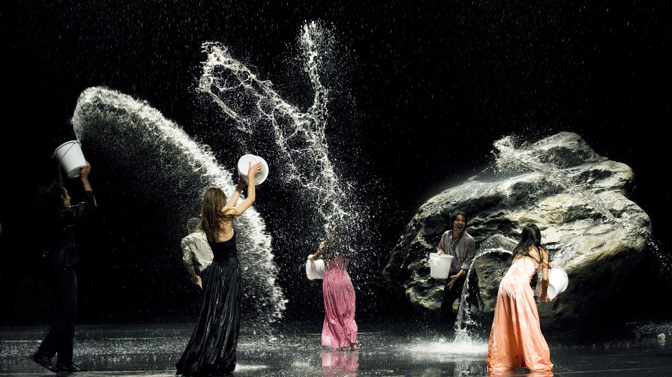 UNDER FULLM�NEN: Wuppertal Tanztheater Pina Bausch kommer snart til Den Norske Opera med Bauschs koreografi �Vollmond�. Samme koreografi har f�tt stor plass i 3D-filmen �Pina�. Foto: Arthaus