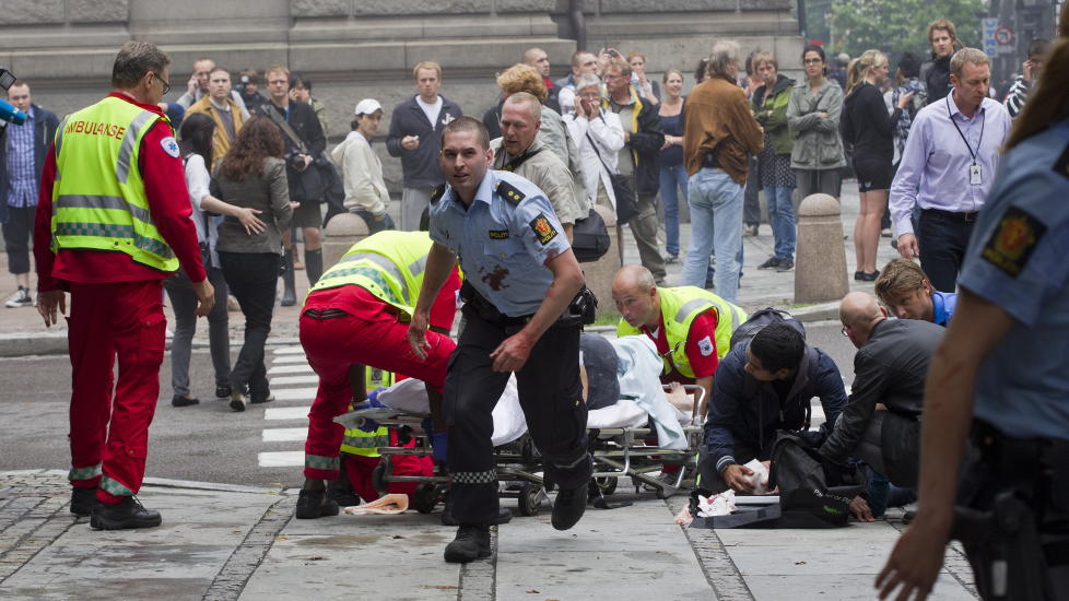 UMIDDELBAR INNSATS: Politi og de andre n�detatene var raskt p� stedet etter at bomba gikk av i Regjeringskvartalet.
Foto: Berit Roald/Scanpix