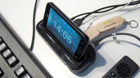 HDMI-DOKK: Den medf�lgende HDMI-dokken kobles til en skjerm, og lar deg bruke mobilen som en PC. Foto: Marius S. Elterv�g/Mobili.no
