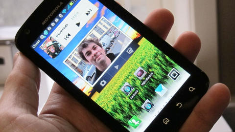 MOTOBLUR: Motorola har lagt sitt eget, sv�rt omfattende menysystem p� toppen av Android. Foto: Marius S. Elterv�g/Mobili.no