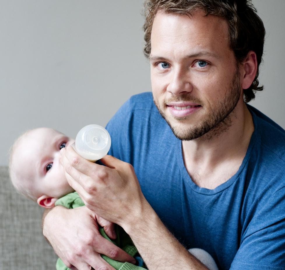 SEND INN SP�RSM�L: I morgen klokka 11:30 svarer SV-statsr�d Audun Lysbakken deg p� nettm�te her i Dagbladet. Her er han sammen med datteren Aurora p� ett �r. I dag kommer boka hans �Frihet, likehet, farskap� ut. I boka han tar for seg problemstillinger om amming og kampen for en tredelt foreldrepermisjon. Foto: Greg Buick / Manifest Forlag