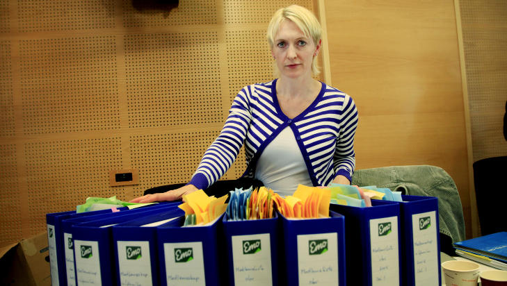 MEDLEMSLISTENE: Dette er noen av medlemslistene i SOS Rasisme. De er saks�kt for 9,7 millioner kroner i utbetalt st�tte. Her er  assisterende generalsekret�r i LNU, Synn�ve Seljeflot, med mapper som inneholder de p�st�tte medlemmene. Foto: Jacques Hvistendahl/Dagbladet