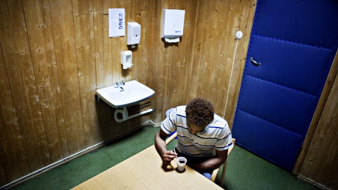 FORTSATT IKKE NORSK: Men på tross av at Abdi nå ikke blir sendt ut, er han fortsatt ikke norsk statsborger. Dermed må han fortsette å søke opphold i Norge i åra framover.
- Drømmen er at jeg engang kan legge alt dette bak meg og bli en del av samfunnet som alle andre, sier Abdi. Foto: NINA HANSEN/DAGBLADET FORTSATT IKKE NORSK: Men på tross av at Abdi nå ikke blir sendt ut, er han fortsatt ikke norsk statsborger. Dermed må han fortsette å søke opphold i Norge i åra framover.
- Drømmen er at jeg engang kan legge alt dette bak meg og bli en del av samfunnet som alle andre, sier Abdi. Foto: NINA HANSEN/DAGBLADET