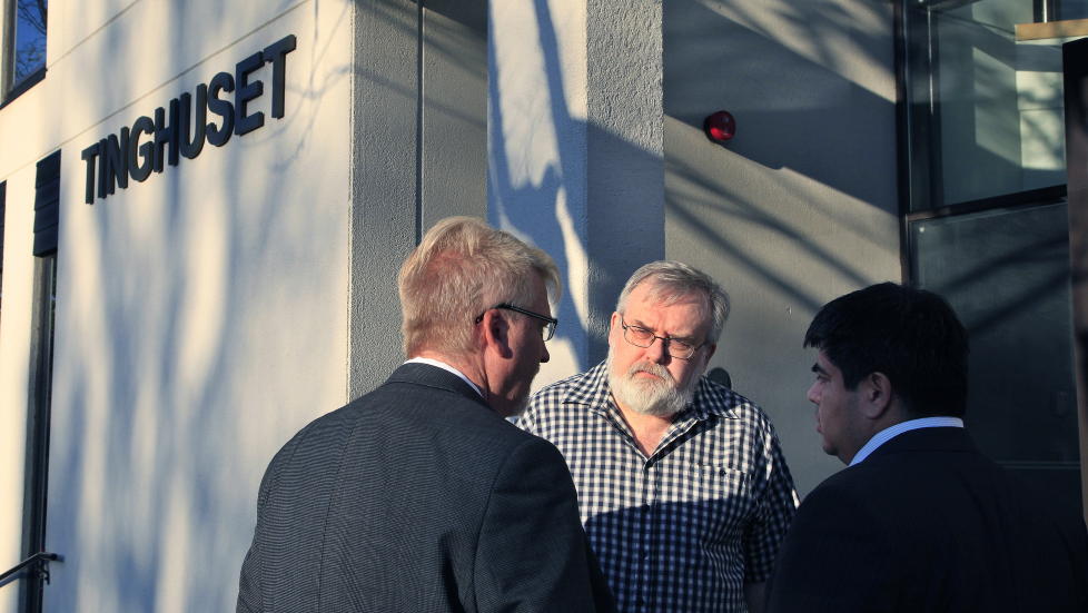 RETTSOPPGJ�R: SOS Rasismes sterke mann, hovedkasserer og daglig leder Kjell Gunnar Larsen, r�df�rer seg med sine advokater  Arne Heiestad (t.v.) og Peter Skarb�vig utenfor Tinghuset i Haugesund. Foto: Jacques Hvistendahl/Dagbladet