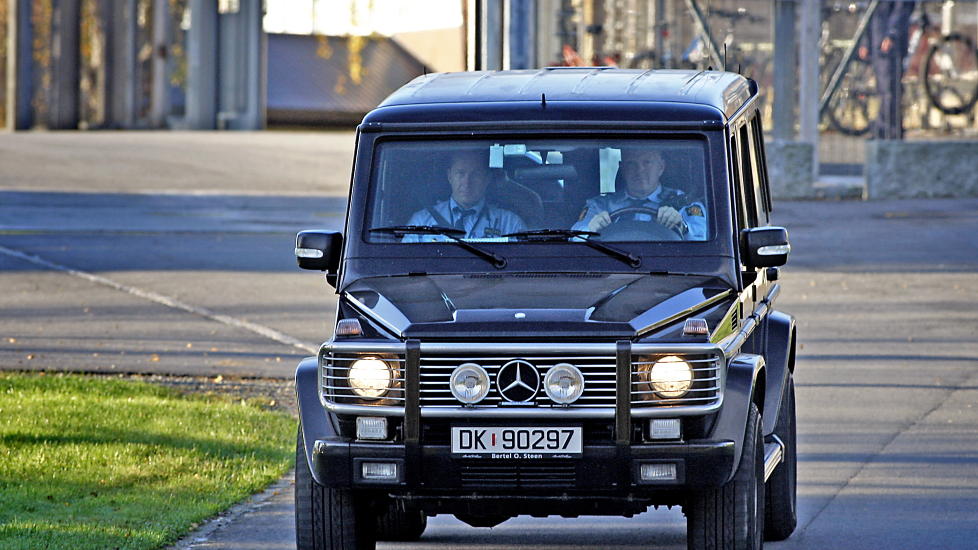 UTEN NETTILGANG: Anders Behring Breivik kj�res fra Ila fengsel til Politihuset p� Gr�nland for avh�r. Foto: ERLING H�GELAND/Dagbladet