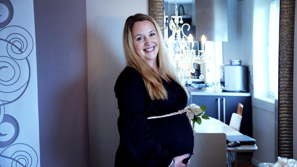 AMMEPRESS: Ina Bekkevold (26), gravid i sjuende m�ned, har opplevd det ammepresset barne- og familieminister Audun Lysbakken snakker om. Hun takker Lysbakken for � ha reist debatten. Foto: Melisa Fajkovic.